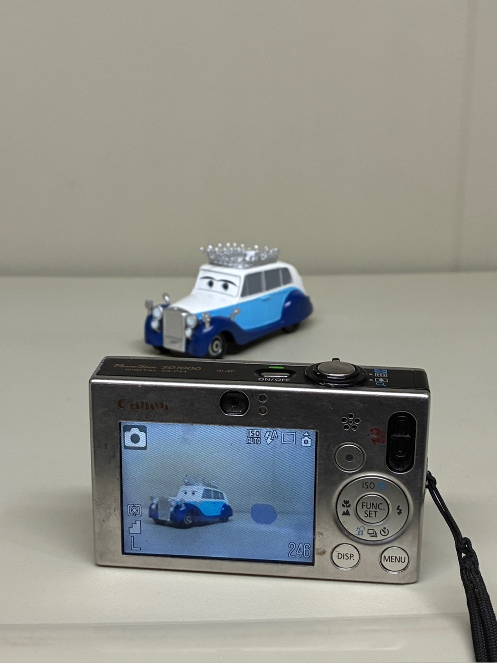 Canon PowerShot SD1000 Digital Elph 7.1MP Digital Camera Read Item Description